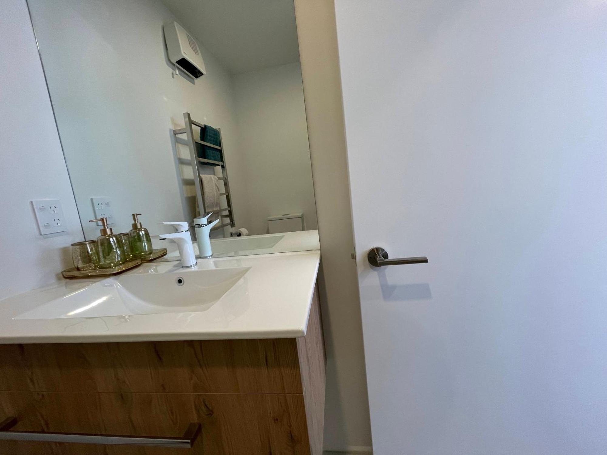 Luxury 2 Bedroom Townhouse Opposite Merivale Mall クライストチャーチ エクステリア 写真