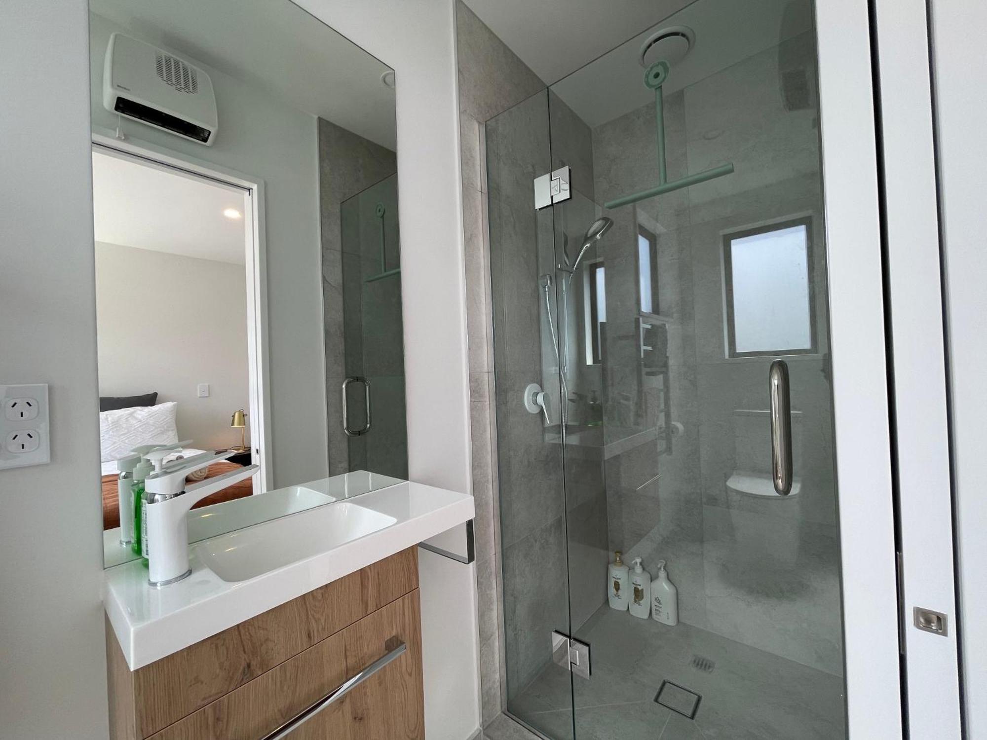 Luxury 2 Bedroom Townhouse Opposite Merivale Mall クライストチャーチ エクステリア 写真